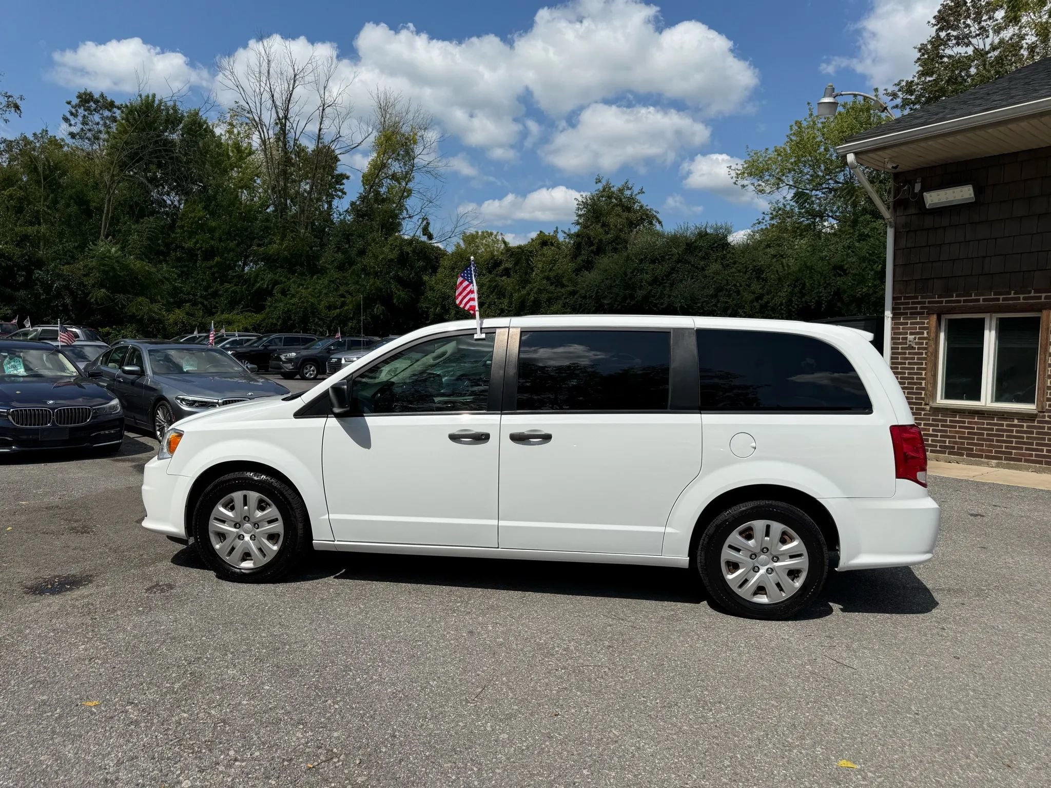 Used 2020 Dodge Grand Caravan SE w/ UConnect Hands-Free Group FWD image 4