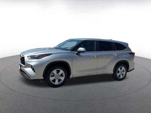 Used 2025 Toyota Highlander LE FWD image 8