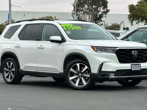 Used 2024 Honda Pilot Touring image 1