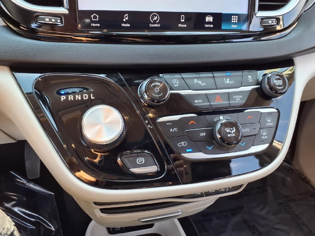 Used 2024 Chrysler Pacifica Touring-L FWD image 11