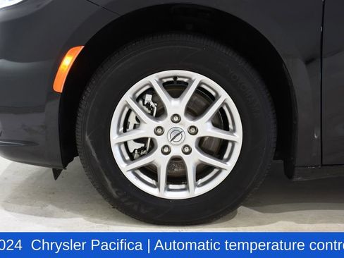Used 2024 Chrysler Pacifica Touring-L image 6
