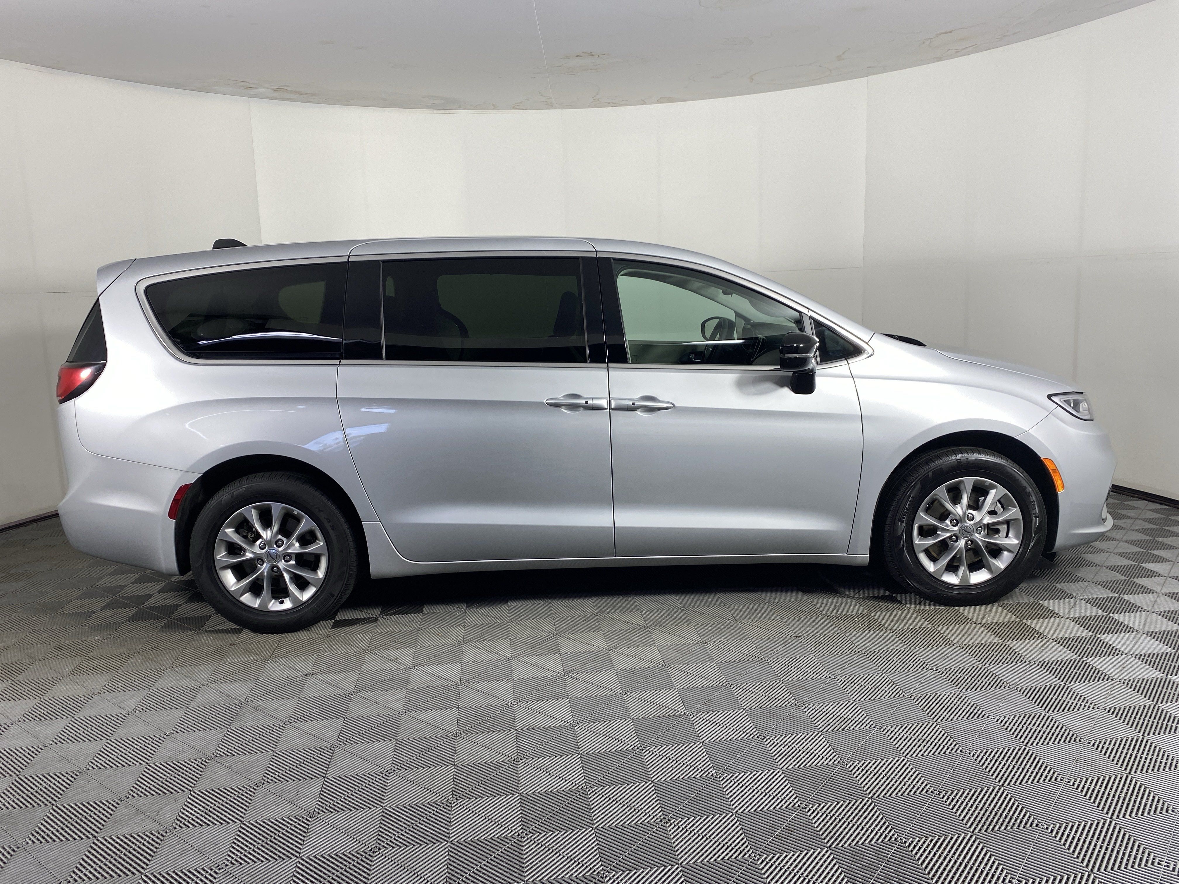 Used 2024 Chrysler Pacifica Touring-L AWD/4WD image 5