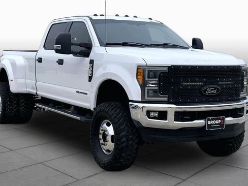 Used 2017 Ford F350 XLT w/ XLT Value Package AWD/4WD image 3