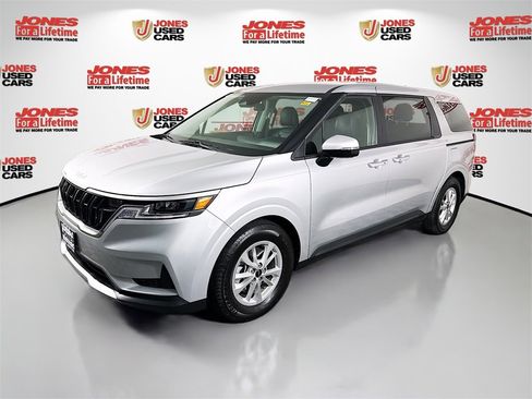 Used 2023 Kia Carnival LX image 13