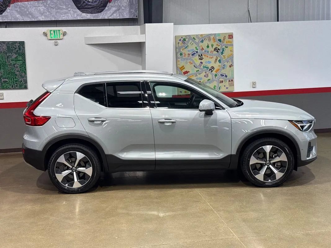 Used 2024 Volvo XC40 B5 Plus AWD/4WD image 58
