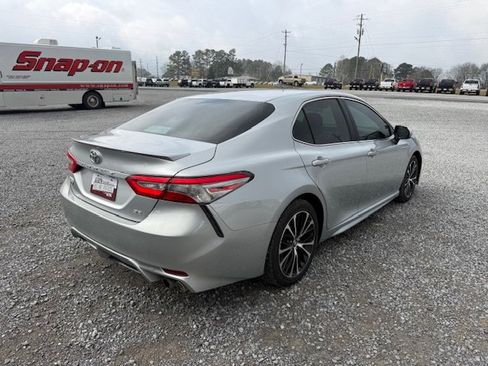 Used 2018 Toyota Camry SE image 3