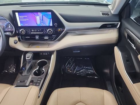 Used 2023 Toyota Highlander Limited FWD image 28
