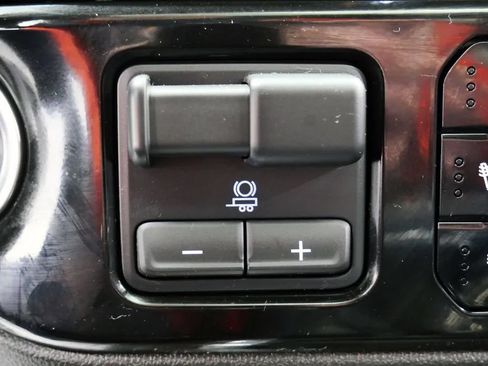 Used 2023 Chevrolet Silverado 1500 High Country w/ Technology Package AWD/4WD image 28