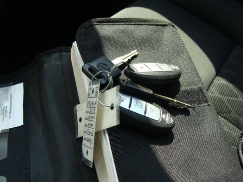 Used 2018 Nissan Titan SV w/ SV Convenience Package image 12