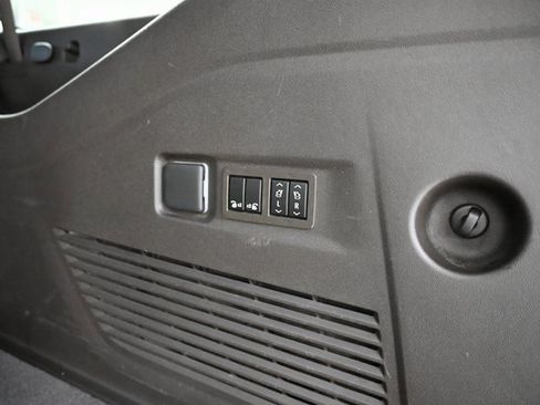 Used 2021 GMC Yukon XL SLT w/ SLT Premium Package image 31