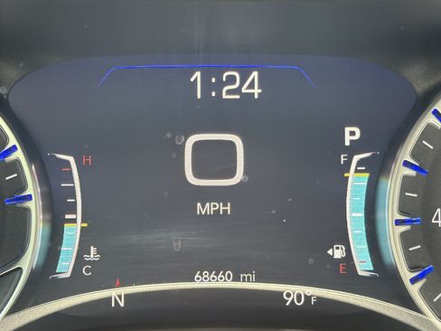 Used 2024 Chrysler Pacifica Touring-L FWD image 12