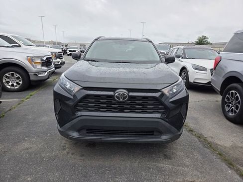 Used 2019 Toyota RAV4 LE FWD image 2
