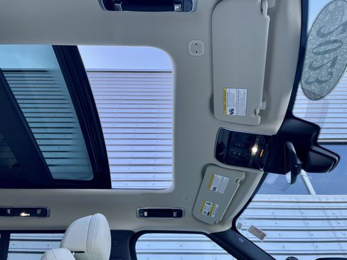 Used 2023 Land Rover Range Rover SE image 17