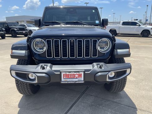 Used 2025 Jeep Wrangler Unlimited Sahara AWD/4WD image 9