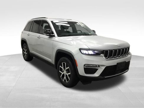 Used 2025 Jeep Grand Cherokee Limited AWD/4WD image 3