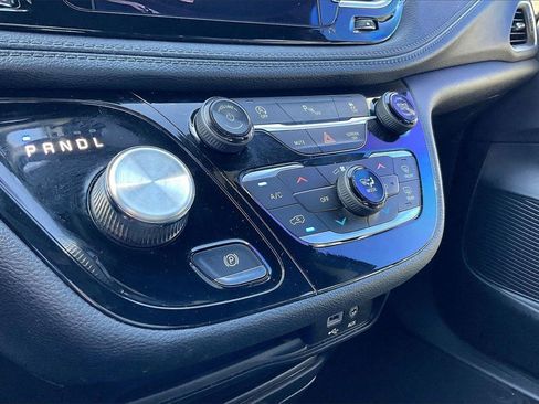 Used 2018 Chrysler Pacifica Limited w/ S Appearance Package image 24