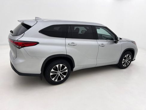 Used 2021 Toyota Highlander XLE AWD/4WD image 6