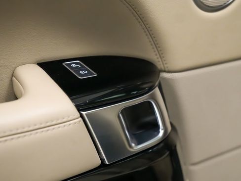 Used 2016 Land Rover Range Rover HSE image 17