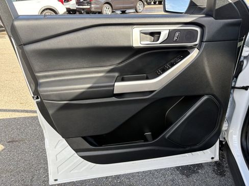 Used 2023 Ford Explorer XLT image 40