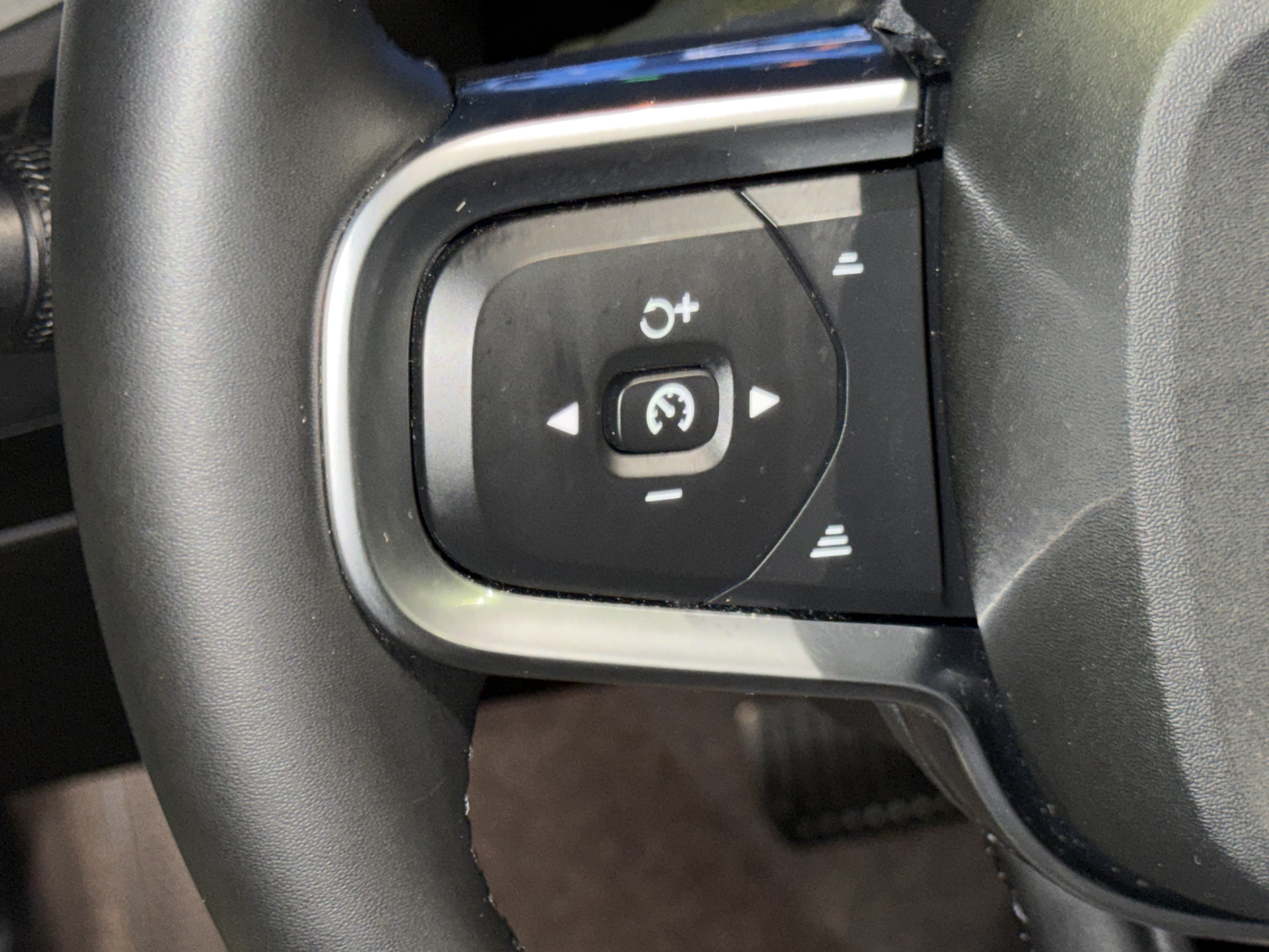 Certified 2025 Volvo XC40 B5 Plus AWD/4WD image 10