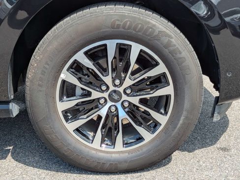 Used 2025 Ford Expedition Platinum AWD/4WD image 11