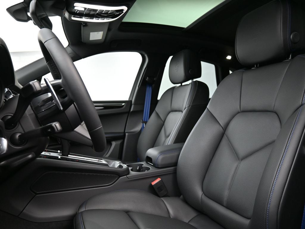 Certified 2025 Porsche Macan AWD/4WD image 5