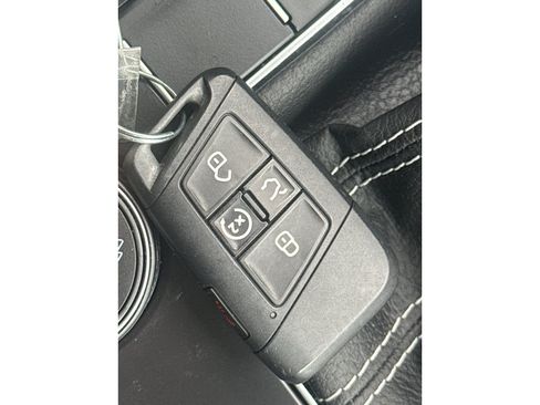 Used 2025 Volkswagen Taos SE AWD/4WD image 37