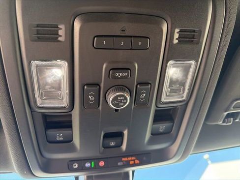 Used 2022 GMC Yukon SLT w/ SLT Premium Package image 32