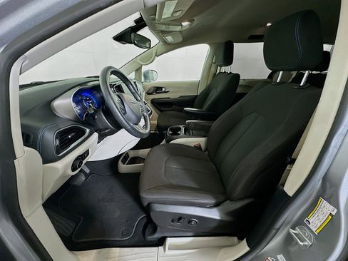 Used 2021 Chrysler Pacifica Touring image 13