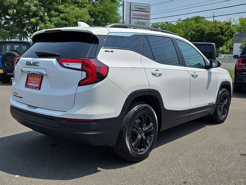 Used 2024 GMC Terrain SLE w/ Driver Convenience Package FWD image 6