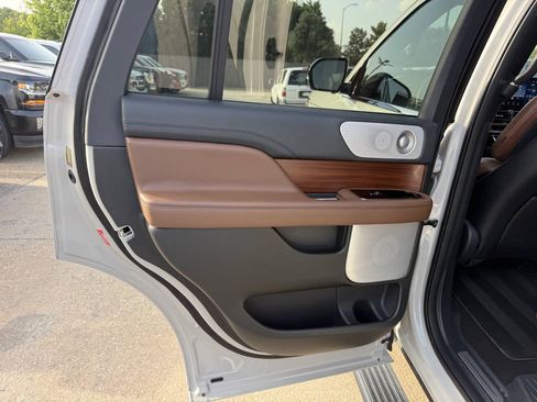 Used 2023 Lincoln Navigator Reserve AWD/4WD image 18