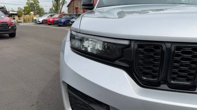 Used 2024 Jeep Grand Cherokee Altitude AWD/4WD image 7