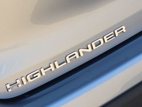 Used 2023 Toyota Highlander XLE FWD image 11
