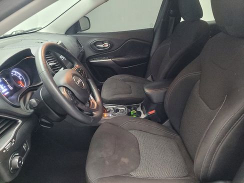 Used 2019 Jeep Cherokee Latitude w/ Popular Appearance Group image 17