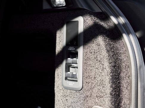 Used 2025 Land Rover Range Rover Long Wheelbase Autobiography image 16