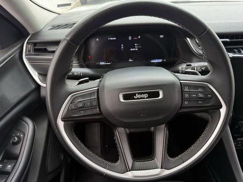 Used 2023 Jeep Grand Cherokee L Laredo image 12