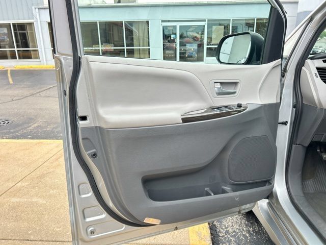 Used 2020 Toyota Sienna XLE FWD image 31