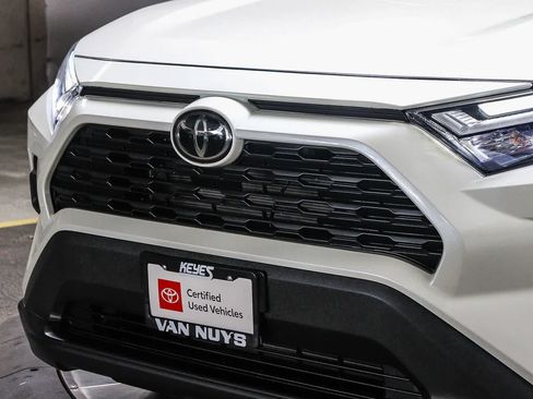 Used 2022 Toyota RAV4 XLE Premium FWD image 8
