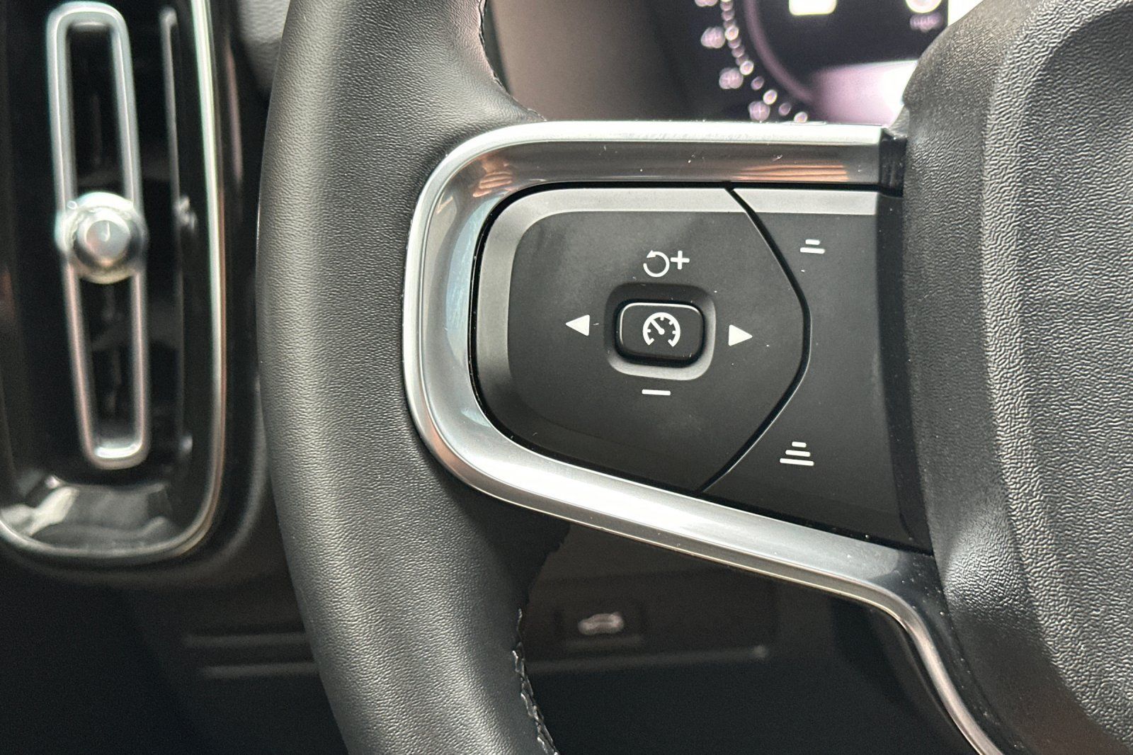 Certified 2024 Volvo XC40 B5 Plus w/ Climate Package AWD/4WD image 29
