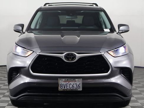 Used 2021 Toyota Highlander L FWD image 2