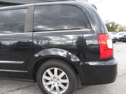 Used 2015 Chrysler Town & Country Touring w/ Driver Convenience Group image 40