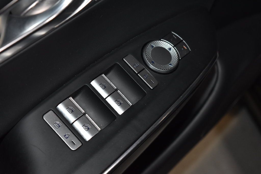 Used 2025 Genesis GV70 2.5T AWD/4WD image 5