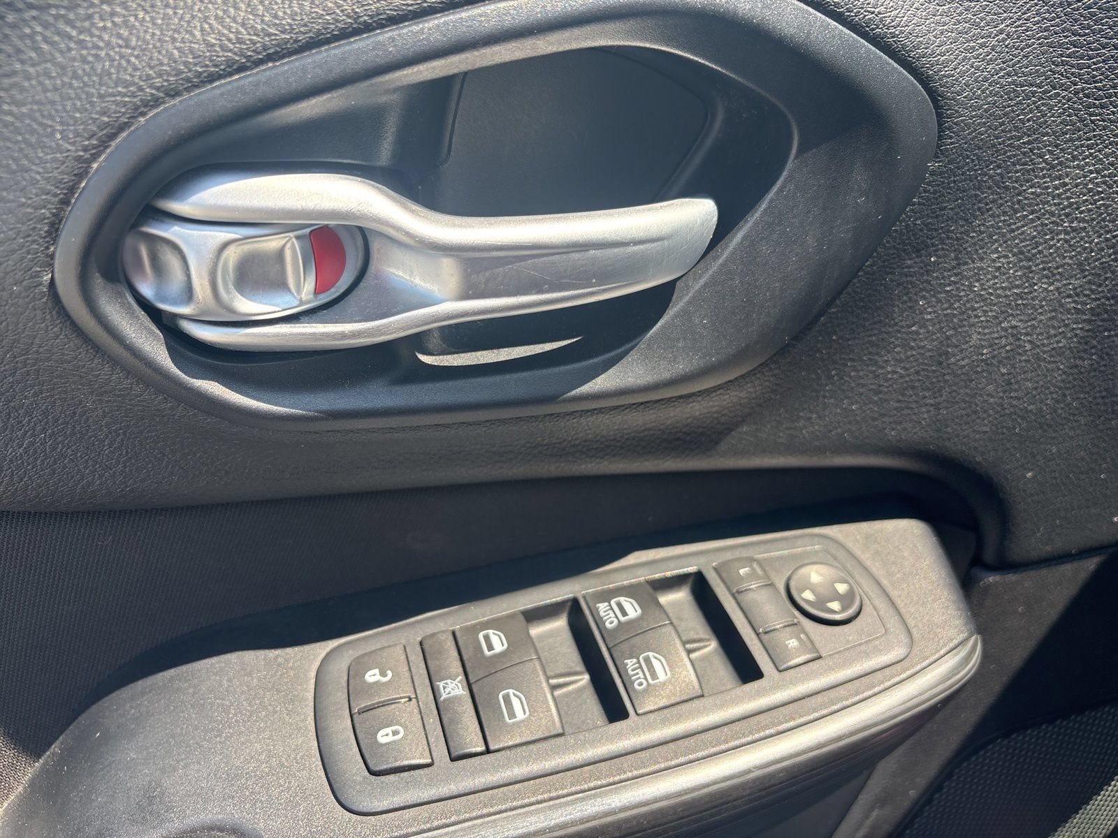 Used 2016 Jeep Cherokee Latitude w/ Cold Weather Group AWD/4WD image 20