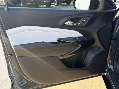 Certified 2025 Chevrolet Trax LT FWD image 23