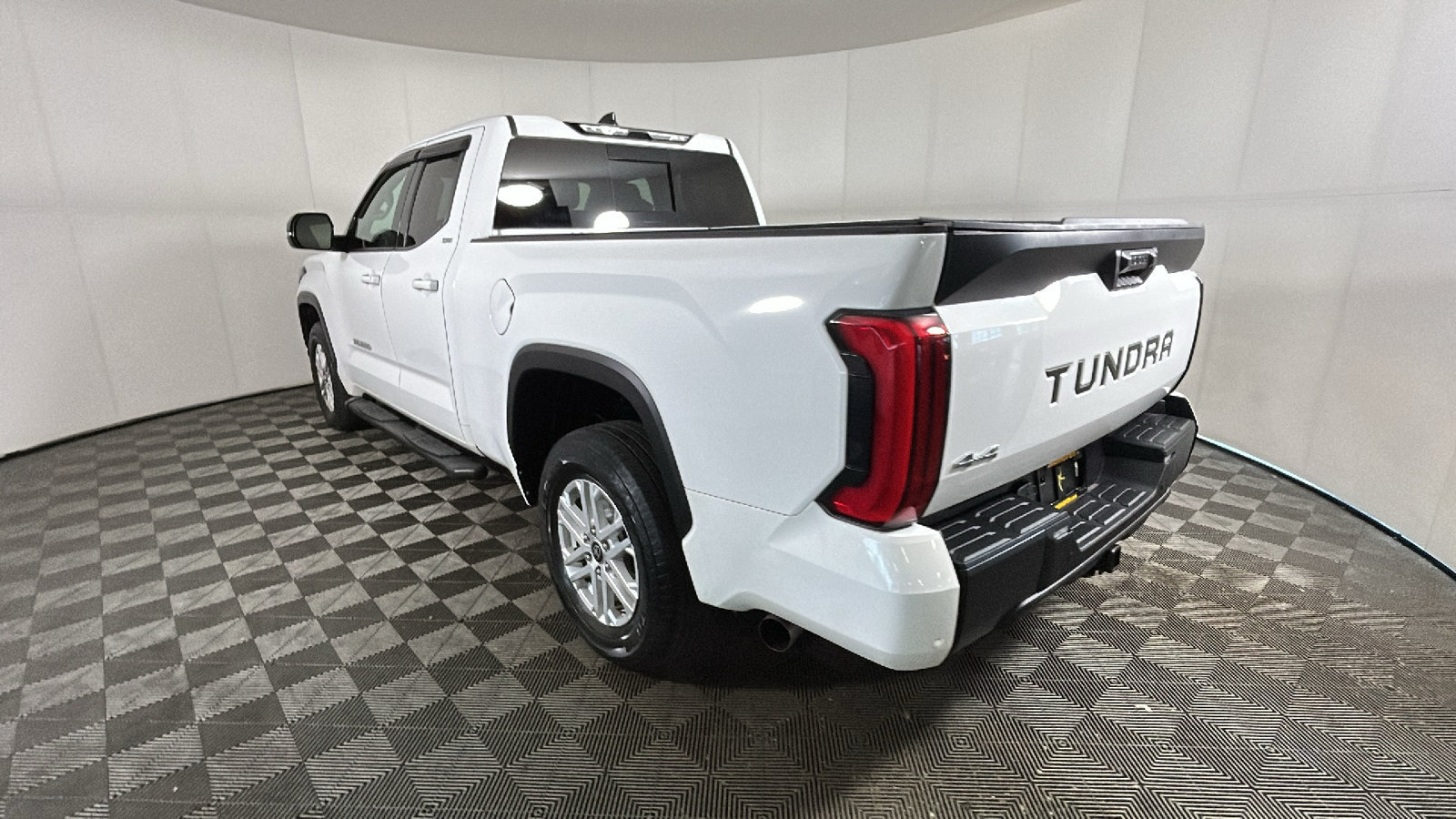 Used 2022 Toyota Tundra SR5 w/ SR5 Premium Package AWD/4WD image 5