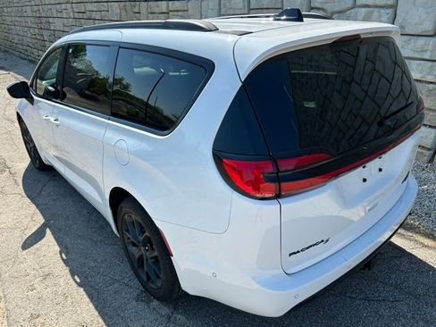 Used 2023 Chrysler Pacifica Limited w/ S Appearance Package AWD/4WD image 4