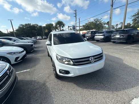 Used 2017 Volkswagen Tiguan SEL FWD image 12