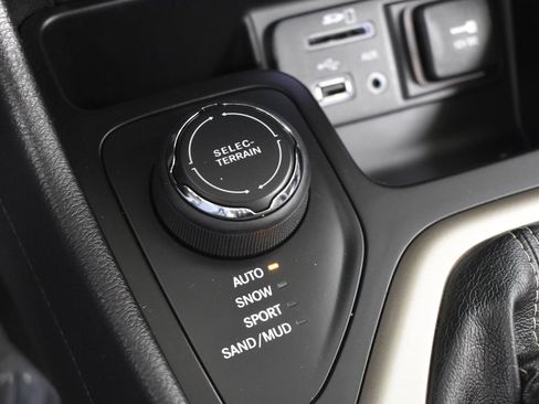 Used 2014 Jeep Cherokee Limited w/ Luxury Group image 23