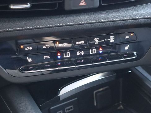 Used 2023 Buick Envision Essence FWD image 23