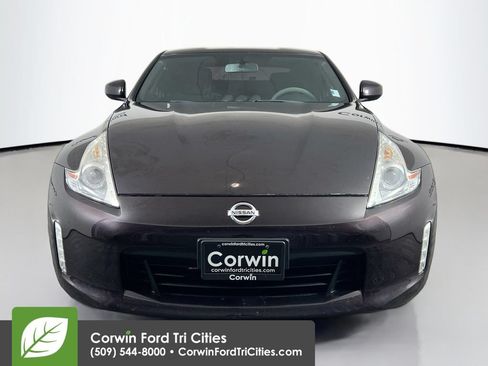 Used 2017 Nissan 370Z Coupe RWD image 4
